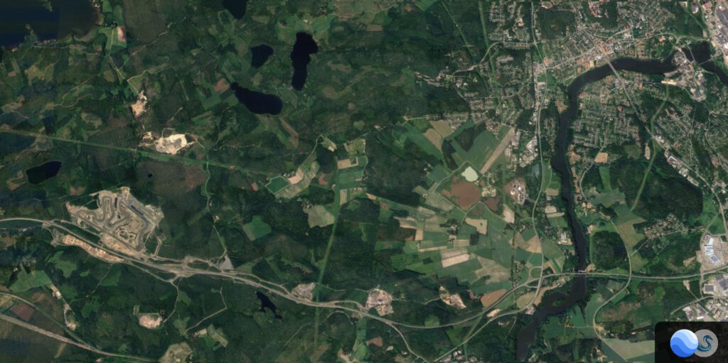 Satelliittikuva Kymenlaaksosta, missä erottuu Kymi Ring -moottorirata.