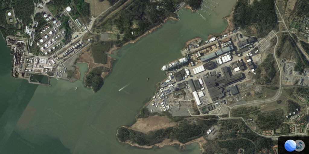 Meyerin / Turun telakka, suuri laiva rakenteilla, satelliittikuva.