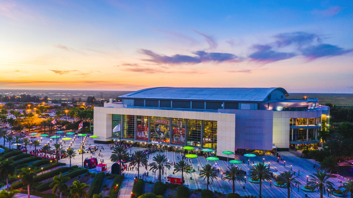 Florida Panthersin kotihalli, Amerant Bank Arena, auringonlaskun aikaan.