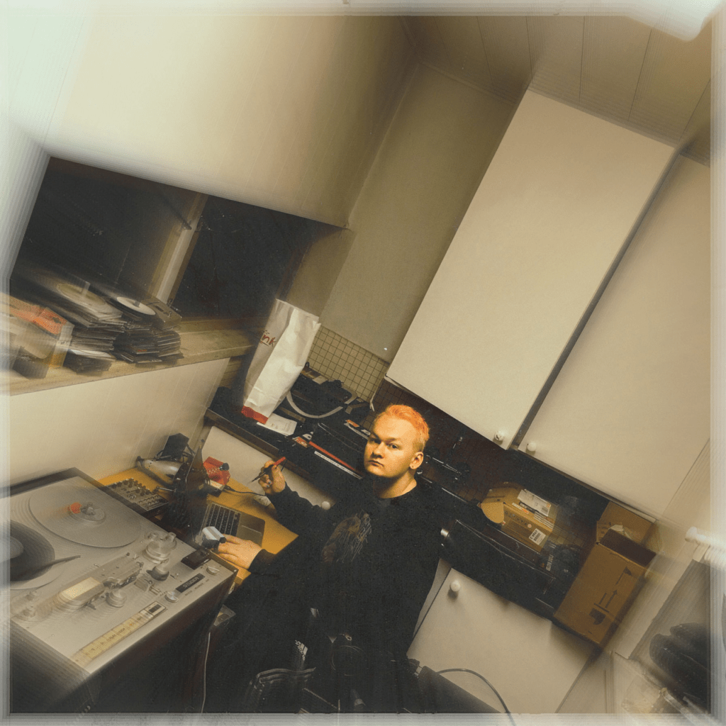 Kuvassa Kuumaa yhtyeen jäsen Jonttu Luhtavaara työn ääressä studiolla.